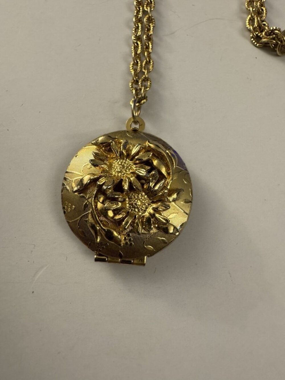Vintage Gold Tone Floral Locket with Gold Tone Chain D9